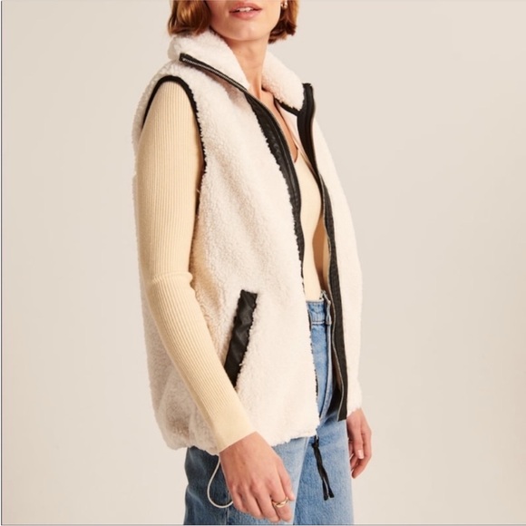 ABERCROMBIE & FITCH | Cinched Cocoon Oversized Sherpa Vest | Size S - Picture 3 of 9